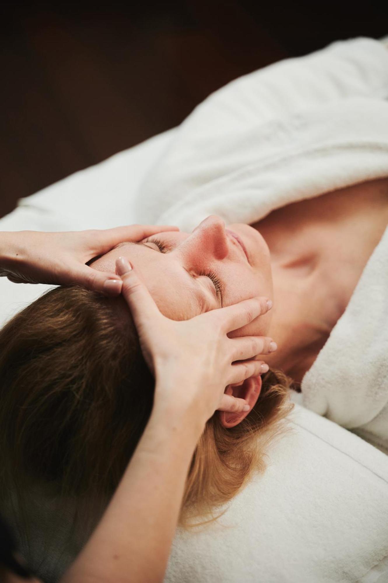 Sheraton Sopot Hotel מראה חיצוני תמונה A woman receiving a facial massage